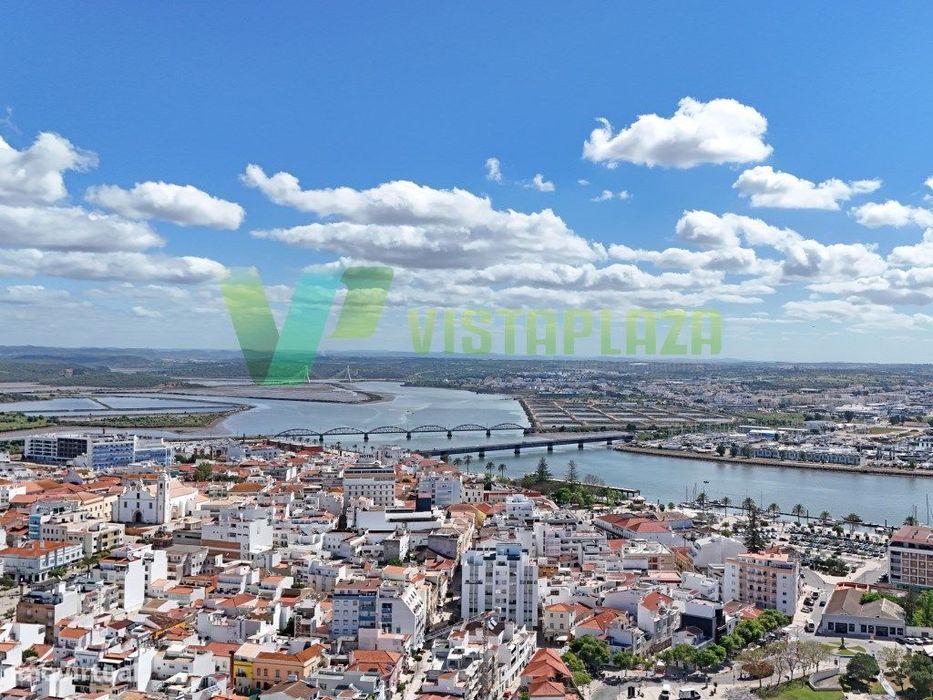 Apartamento com Terraço Privativo e Garagem no Coração de Portimão