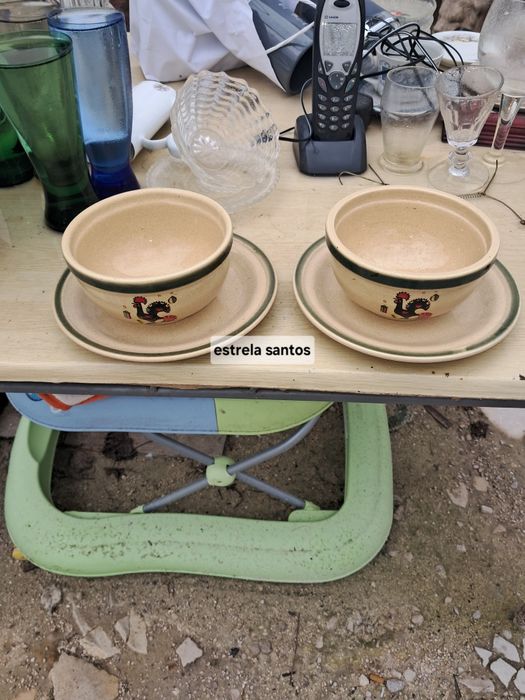 Duas tigelas sopa com prato