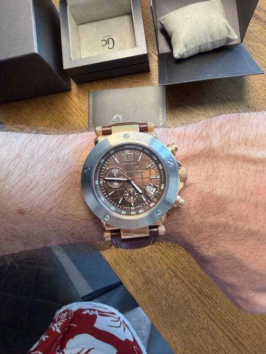 Швейцарський годинник бренду Guess