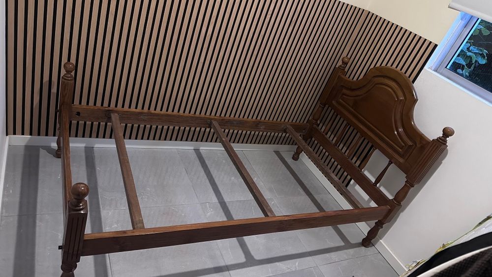 Cama de solteiro em madeira maciça