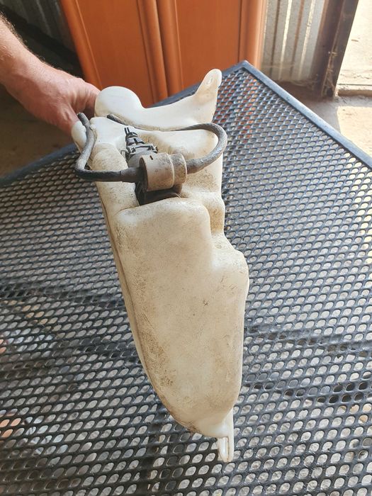 Zbiorniczek pompka spryskiwaczy Opel Zafira a sprawny