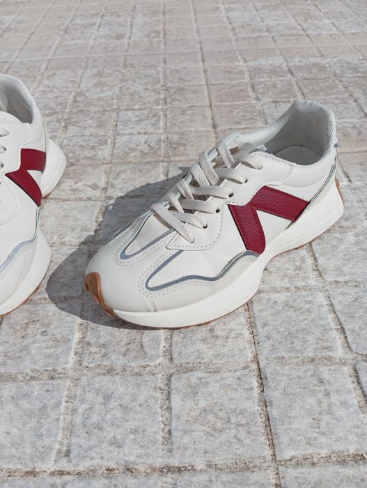 Sapatilhas bege e vermelhas como Novas