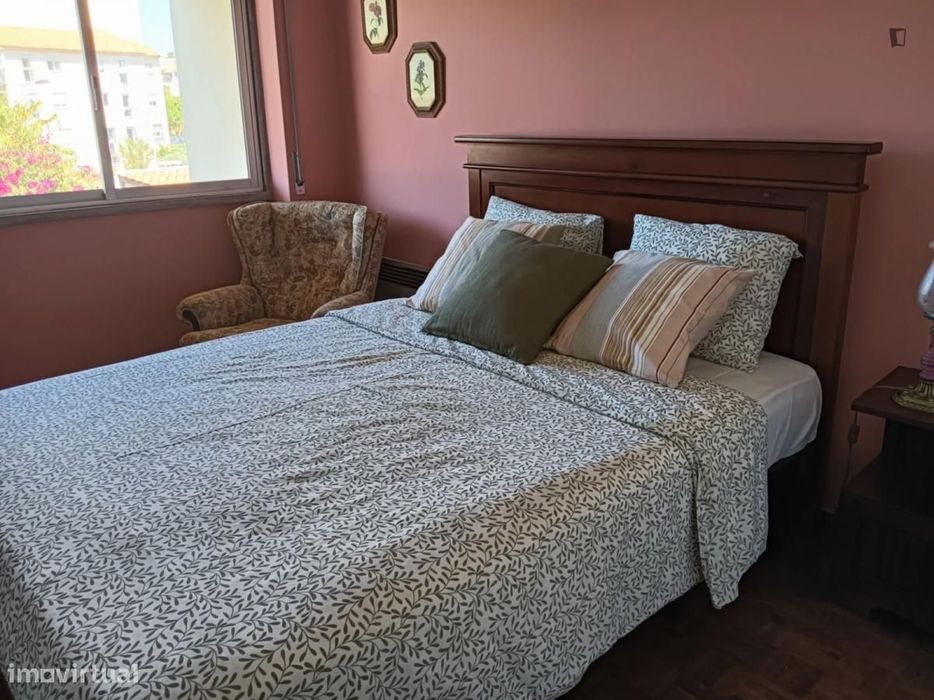 Quarto - localizado em Carcavelos Lisbon