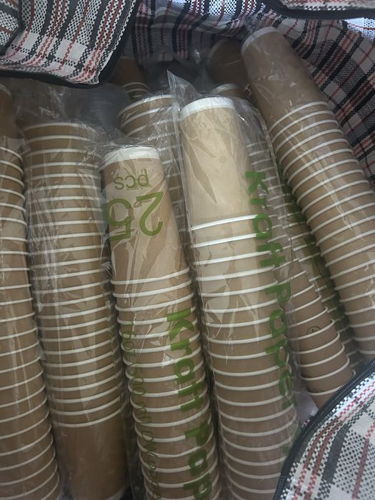 Посуд і реклама для кавʼярні кафе , стаканчики паперові куплльні