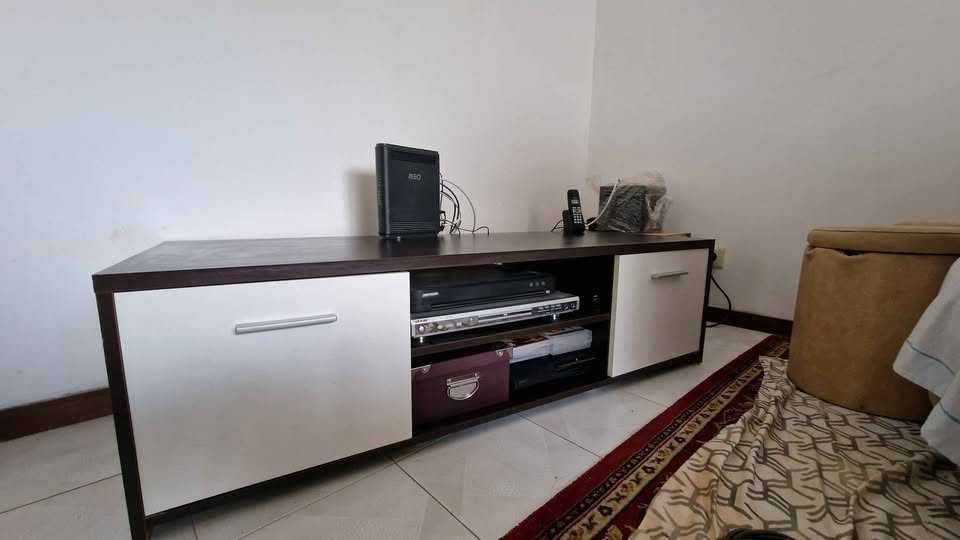 Mesa TV castanha e branca