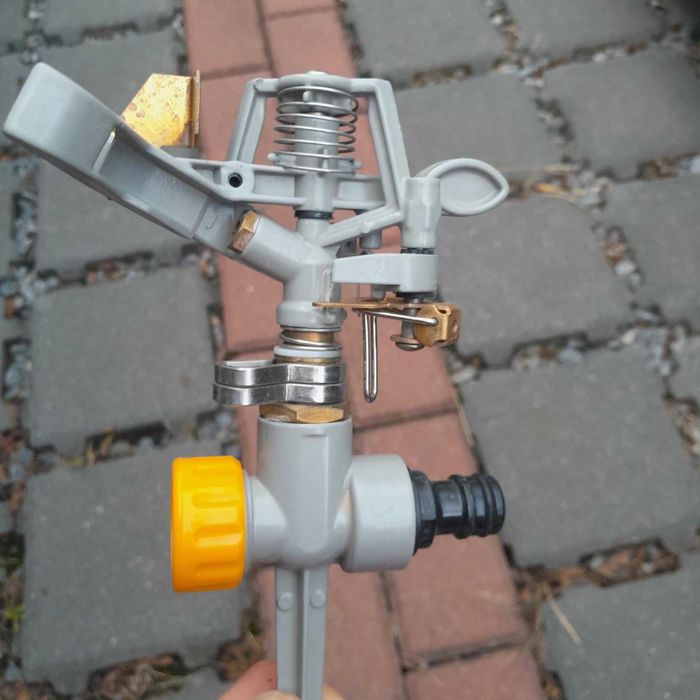 Zraszacz spryskiwacz oscylacyjny do trawy titan