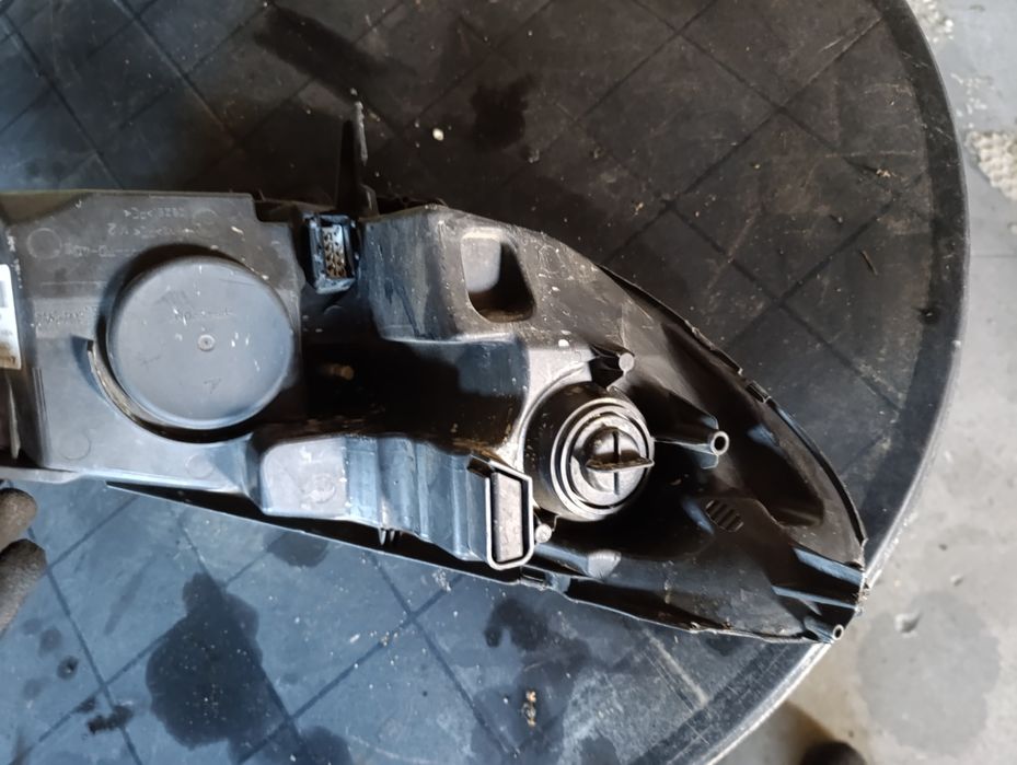 Lampa peugeot 407 SW 2009 uszkodzona