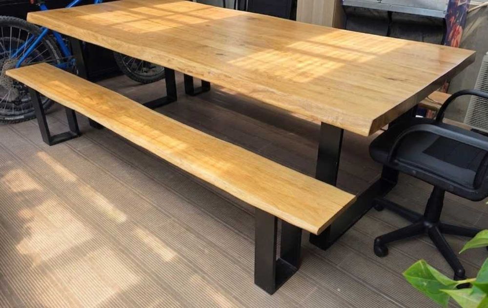 Mesa de madeira maciça + bancos