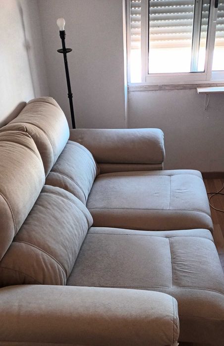 Cama sommier e duas mesas de cabeceira o conjunto. Roupeiro. Máquina de lavar roupa e Sofá articulado.