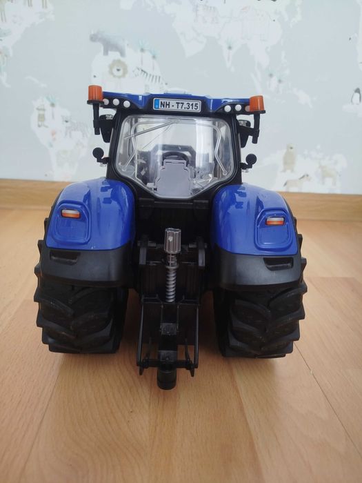 Трактор Bruder New Holland