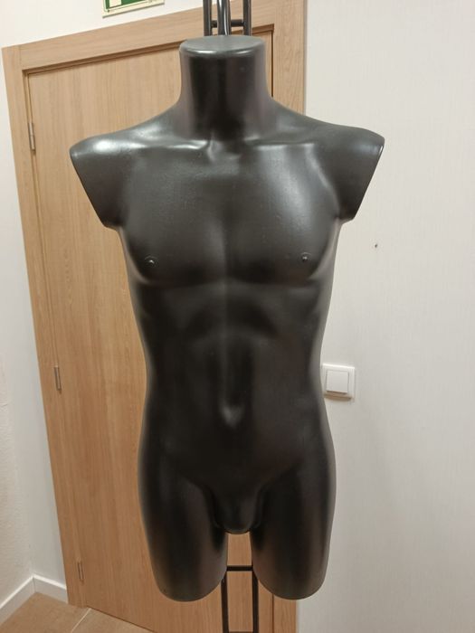 Manequim Masculino Regulável com Base Incluída – Preto