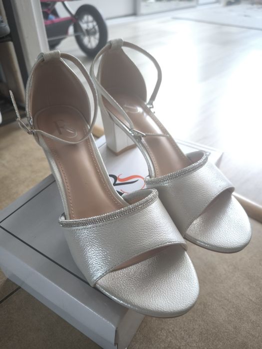 Piękne buty na słupku elegancję sandały srebrne