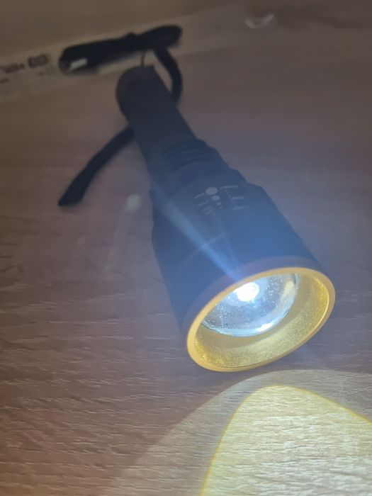 Latarka LED taktyczna Vayox