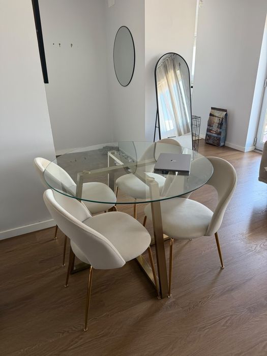 Vendo Mesa e Cadeiras  Sklum (pode ser em separado)
