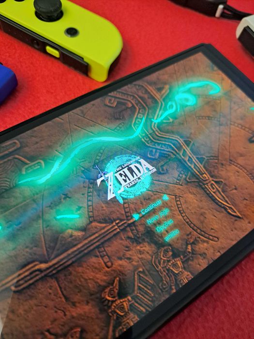 Nintendo Switch OLED (Como Nova) + Zelda Tears of the Kingdom + 4 Comandos