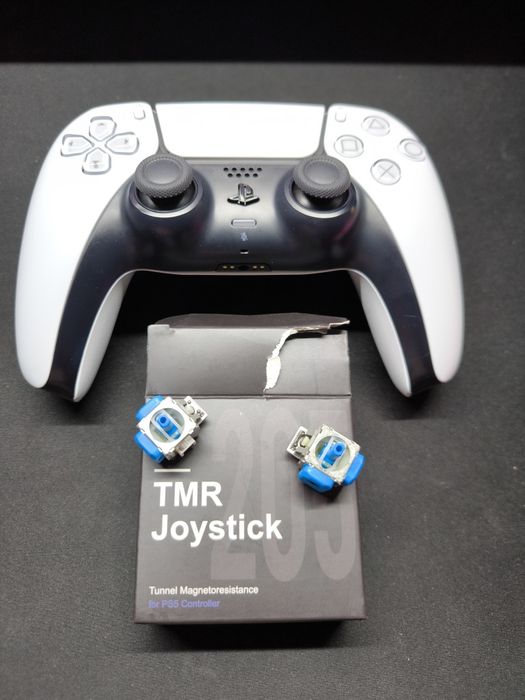 Dualsense com joysticks TMR Hallpi com algumas marcas
