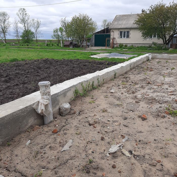 Земельна ділянка в м.Корець з новими фундаментом