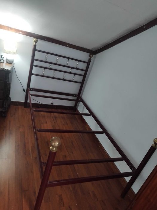 Cama com estrado