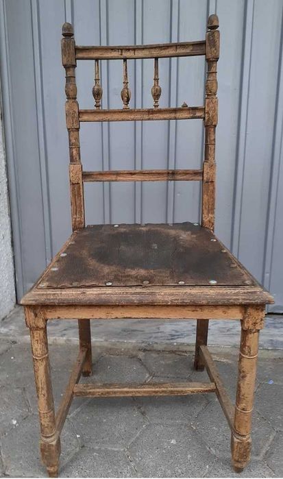 Cadeiras antigas para recuperar.