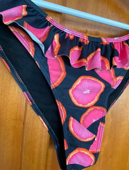Cueca e top Bikini toranjas usado