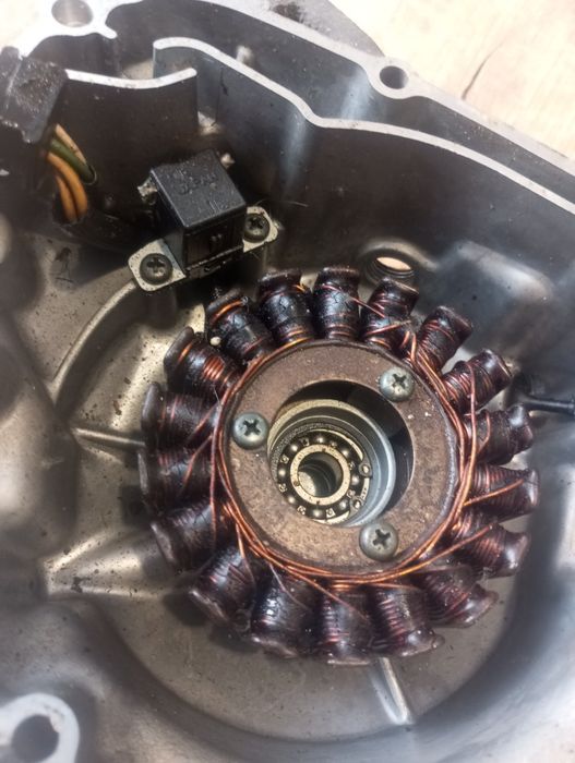 Dekiel stator pompa wody Suzuki Burgman 125 pokrywa misa kapa