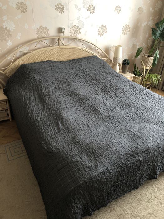 Szara narzuta ikea na lozko