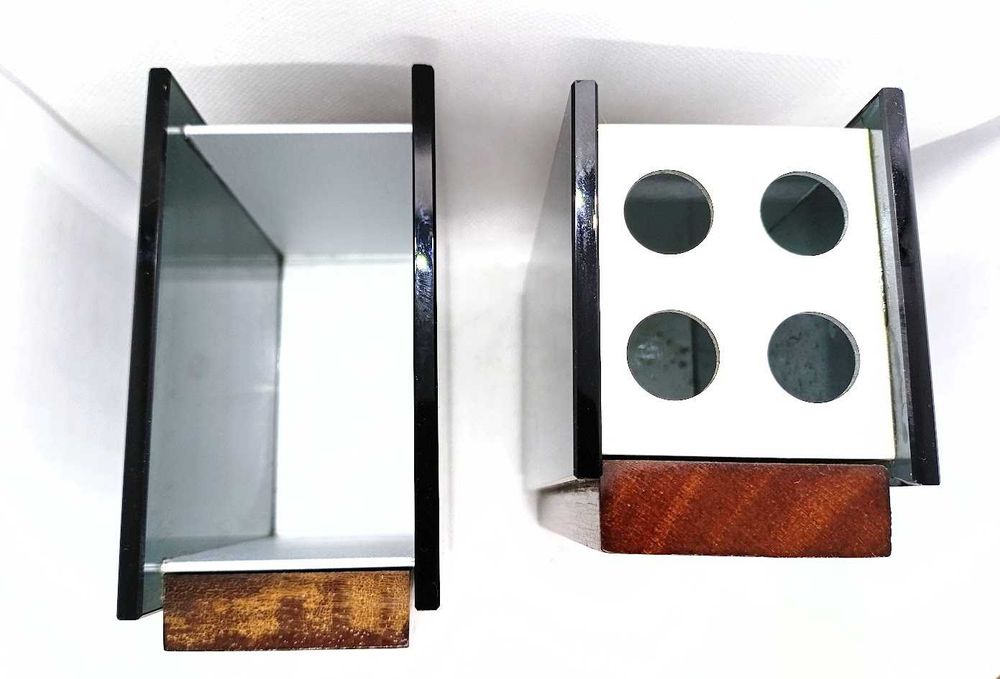 Conjunto de secretária composto por porta canetas e porta folhas