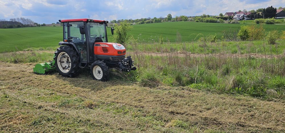 Koszenie traw profesjonalnym traktorkiem
