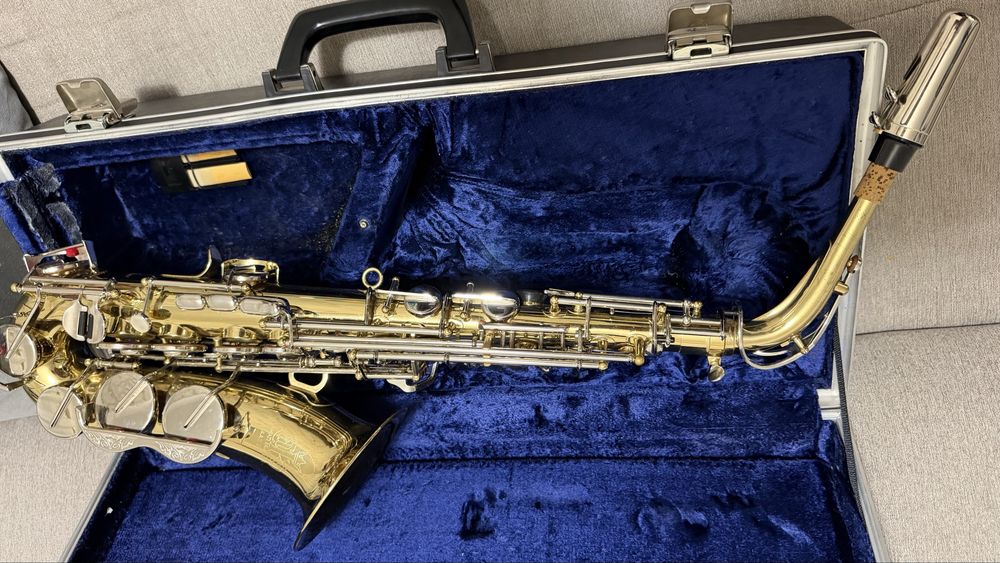 Saxofone alto da marca Amati Kraslice
