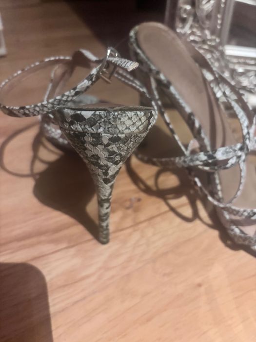 Sandałki na szpilce KAZAR