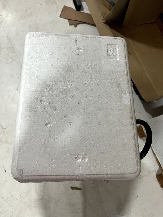 Caixas de esferovite com tampa, usadas