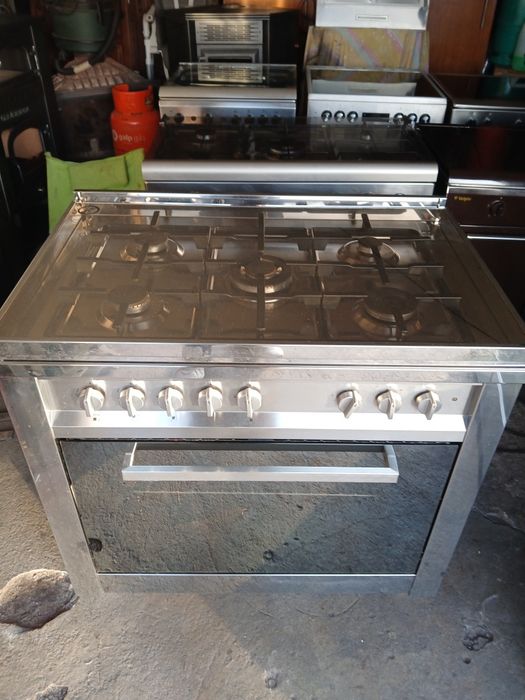 Vendo fogão semi-industrial Hotpoint da Ariston. Com 5 bocas a gás e forno elétrico.  Em muito bom estado.