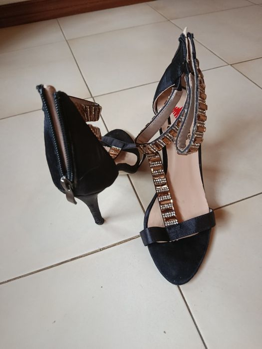 Sandália de cerimónia cetim e brilhantes