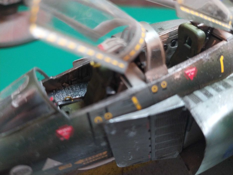 Aeronave em escala 1:48 - F-4 Phantom - RAF + base em madeira