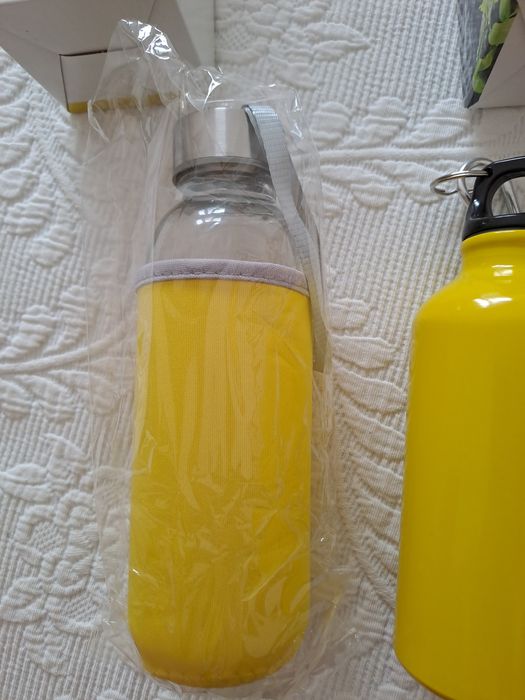 Conjunto de garrafas de água novas