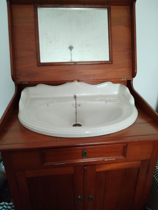 Antiguidade - Móvel com lavatório de 1926