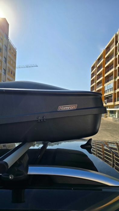 Bagageiro 390l de tejadilho de carro com as respetivas barras adaptadoras. Entrega apenas no local.