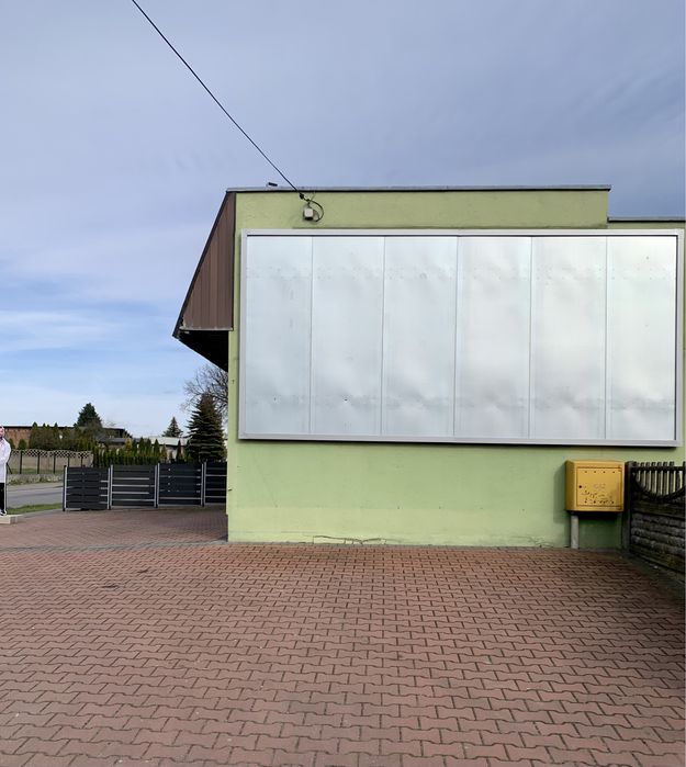 Reklama duża przy ulicy