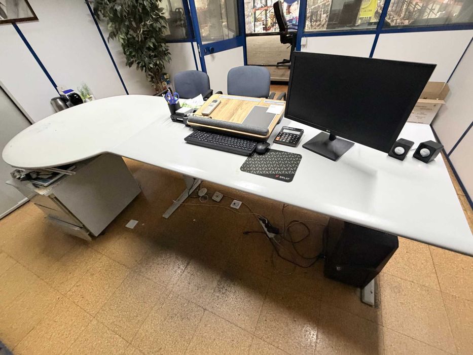 Mesa de escritório cinzenta em L – 2 módulos