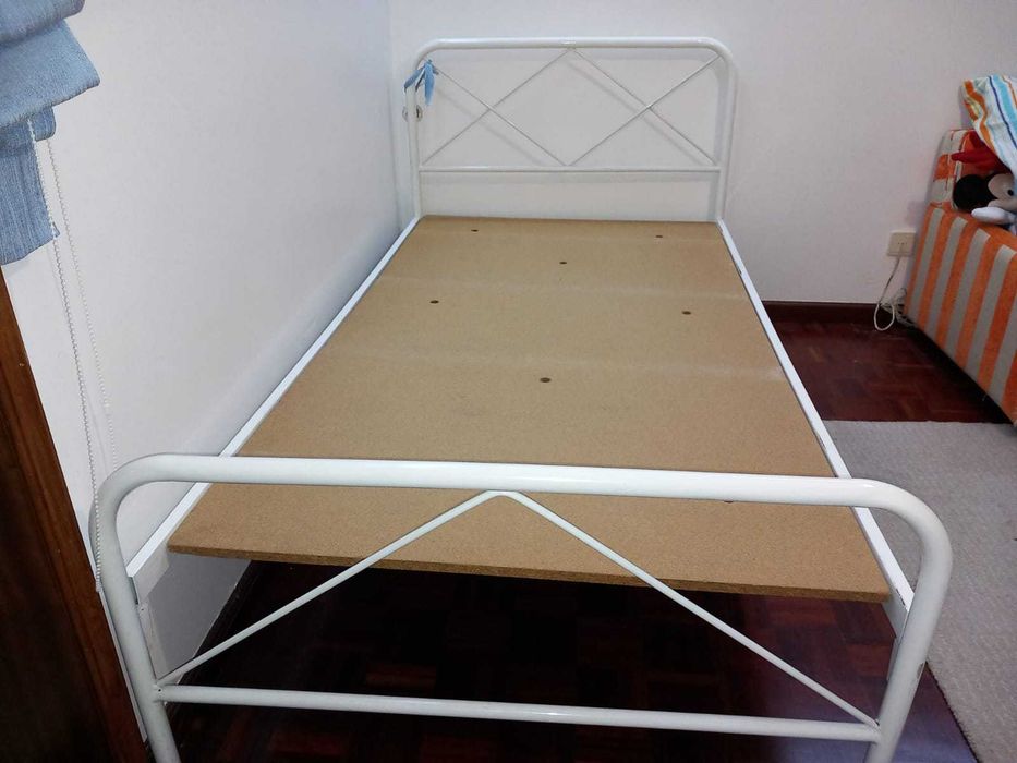 Cama Ferro Branca com estrado