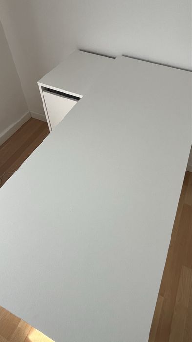 Mesa de escritório branca em bom estado