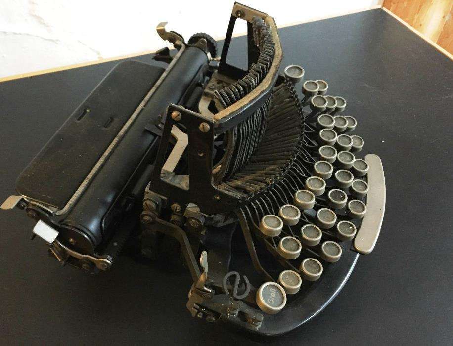 Maquina de escrever muito antiga 1897