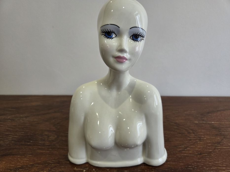 Busto feminino em cerâmica