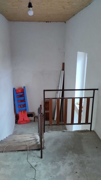 Будинок з приміщенням та обладнанням для шиномонтажу