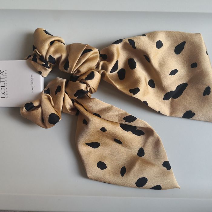 Elegancka złota gumka do włosów z uszami scrunchie.