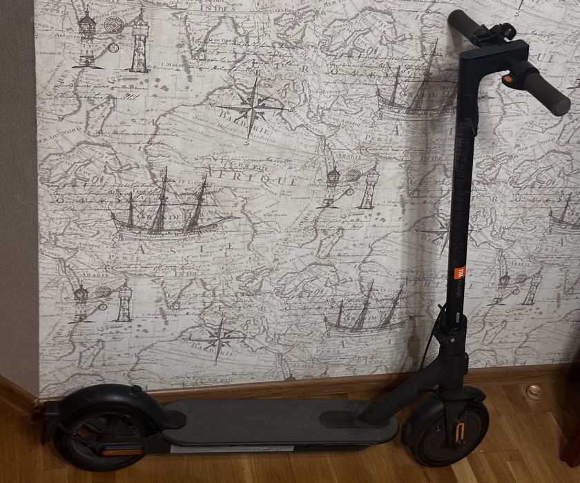 Електросамокат Xiaomi Mi Electric Scooter Essential