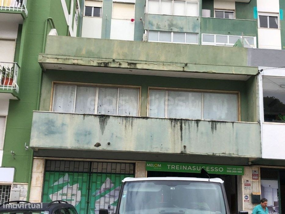 Loja com 210m² em cave com acesso direto à rua