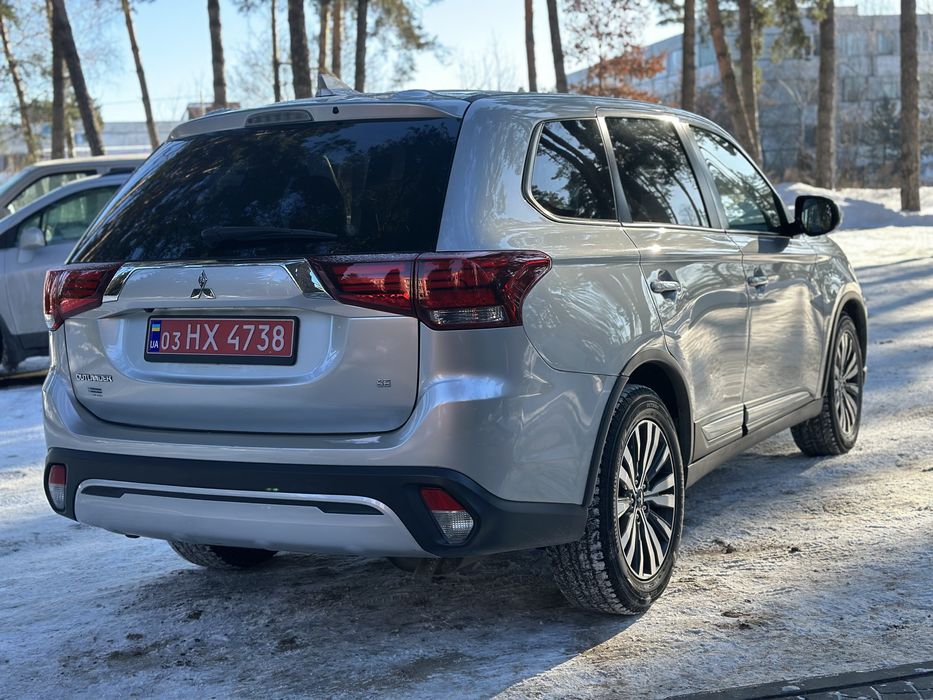 Mitsubishi Outlander 2020 року