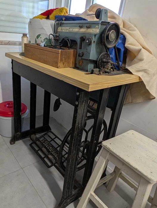 Máquina de costura industrial Singer 20U ponto zigzag com mesa e pedal