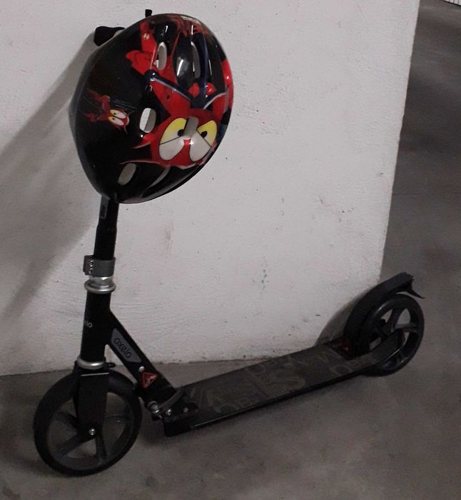 Trotinete com guiador extensivel e capacete